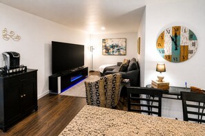 Smart TV, DVD player, books - 1 Mile from Spirit Mountain Casino! Cozy apartment that sleeps 6 (Willamina)