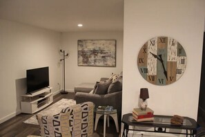 Smart-TV, DVD-Player, Bücher