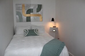 2 chambres, bureau, fer et planche à repasser, lit parapluie