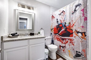 Towels, soap, shampoo, toilet paper - Rashali kicks theme casita  (San Antonio)