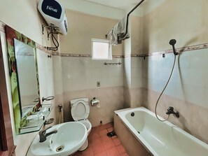 Chambre Deluxe double ou avec lits jumeaux, vue sur la plage | Salle de bain | Ensemble baignoire-douche, douche cascade, séchoir à cheveux, pantoufles