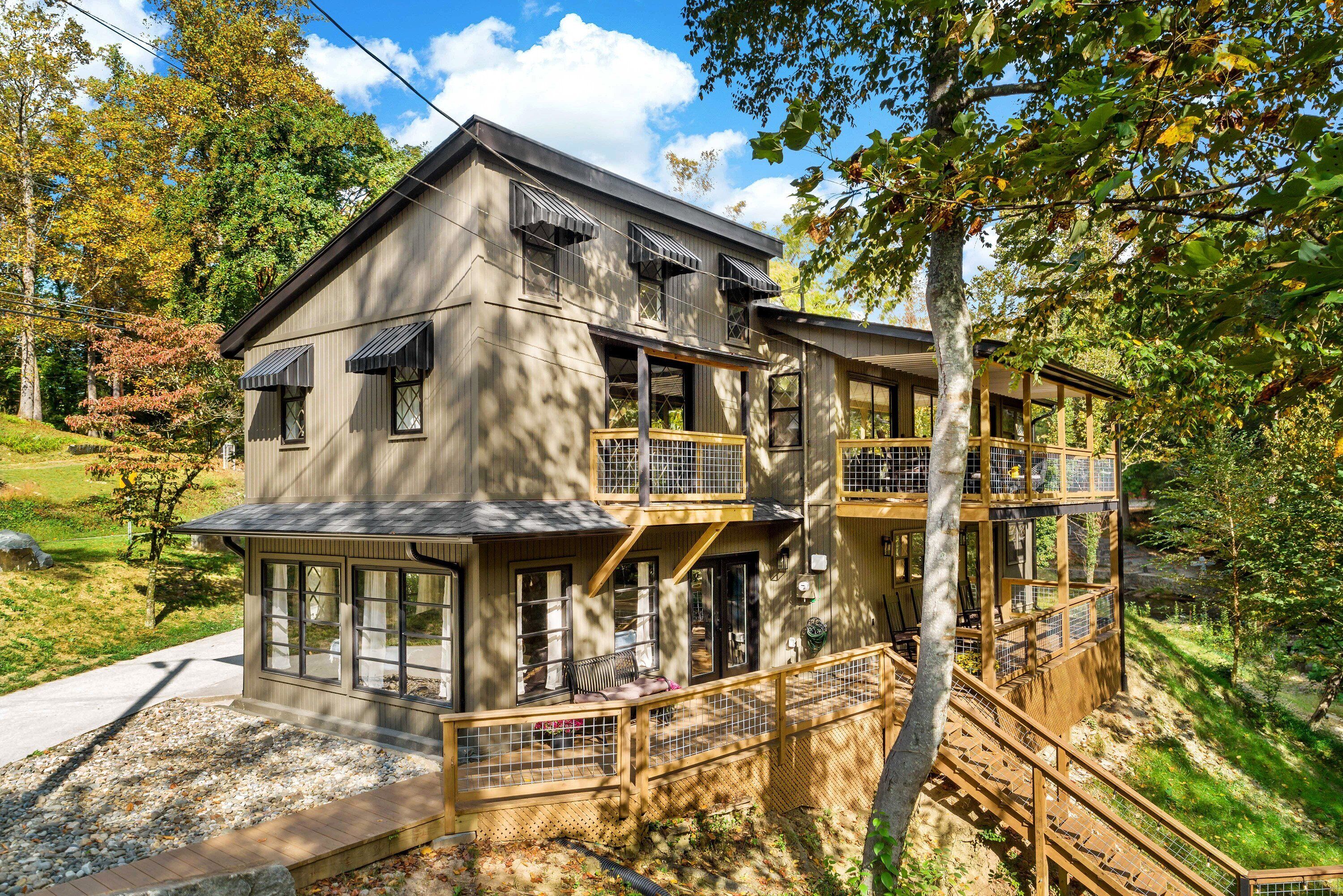 Creekfront, Pet-Friendly, 4 bedrooms/2 baths, in the heart of nature's beauty!