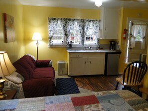 4 bedrooms, internet, bed sheets - Goddess Cottage- Studio (OCEAN PARK)