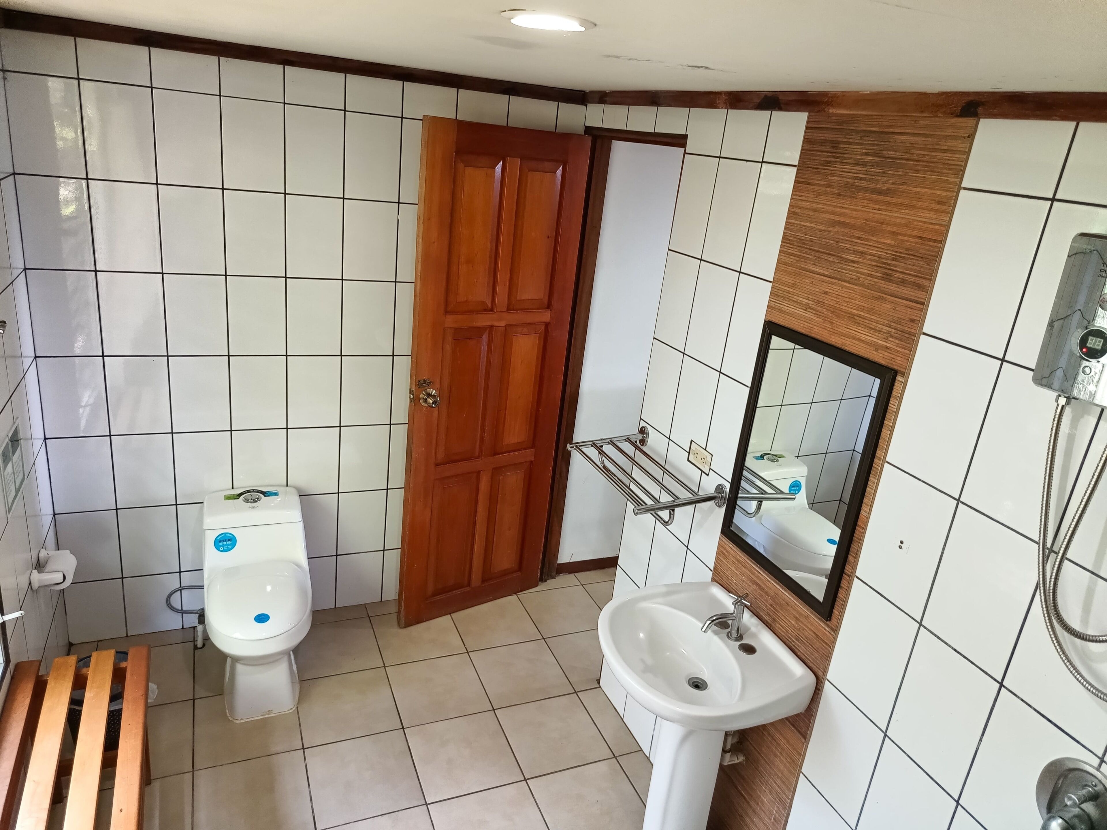 Ducha, cabezal de ducha tipo lluvia, piso con calefacción en el baño