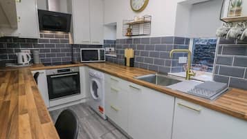 Rumah | Dapur pribadi | Lemari es, microwave, oven, dan kompor