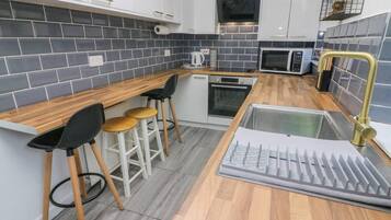 House | Private kitchen | Fridge, microwave, oven, stovetop
