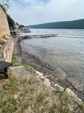 Chaises longues, serviettes de plage