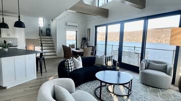 Smart TV, fireplace, books, stereo