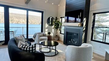 Smart TV, fireplace, books, stereo