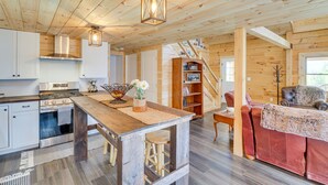 Un intérieur en bois comprenant une cuisine, un coin repas et un espace salon.