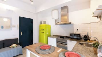 Frigorífico, microondas, horno y placa de cocina