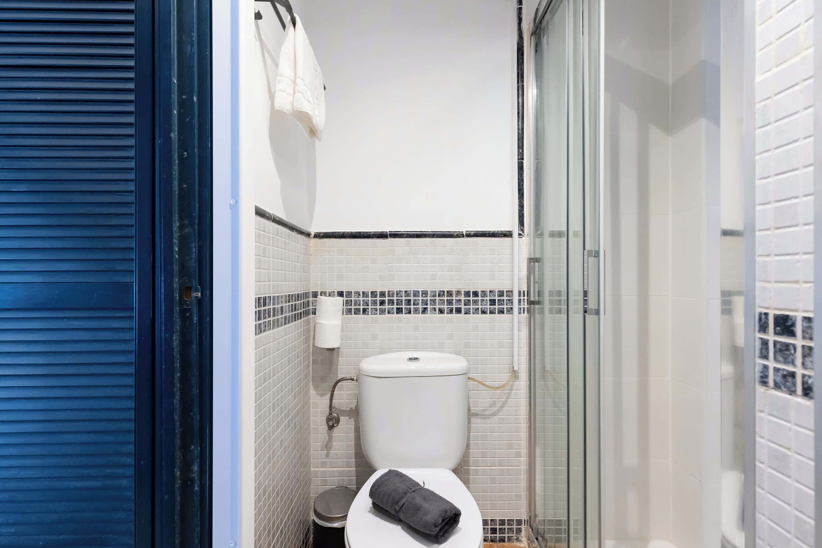 Ducha, secador de pelo, toallas