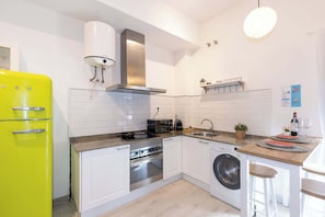 Réfrigérateur, four à micro-ondes, un four, surface de cuisson