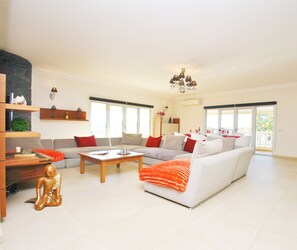 TV - Villa w/ BBQ and Pool in Albufeira (Albufeira)
