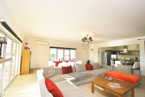 TV - Villa w/ BBQ and Pool in Albufeira (Albufeira)