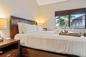 2 bedrooms, iron/ironing board, travel crib, free WiFi - Top Floor updated condo, oceanview, AC, near beach (Kihei)