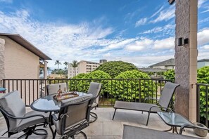 Outdoor dining - Top Floor updated condo, oceanview, AC, near beach (Kihei)