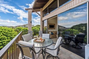 Outdoor dining - Top Floor updated condo, oceanview, AC, near beach (Kihei)