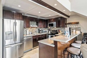 Fridge, microwave, oven, stovetop - Top Floor updated condo, oceanview, AC, near beach (Kihei)