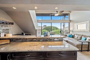 Smart TV, DVD player, printers - Top Floor updated condo, oceanview, AC, near beach (Kihei)