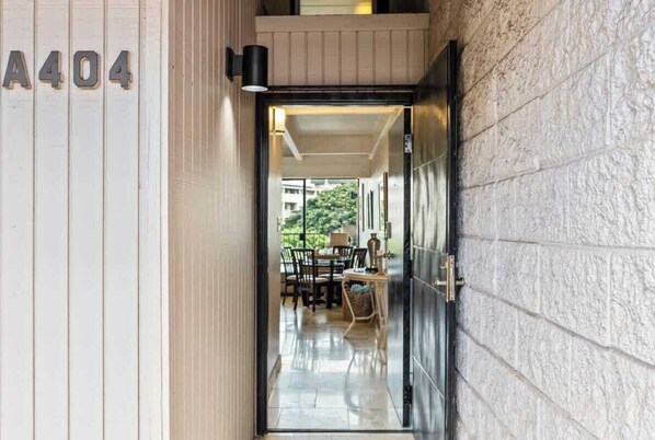 Interior - Top Floor updated condo, oceanview, AC, near beach (Kihei)