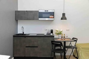 Réfrigérateur, micro-ondes, plaque de cuisson, cafetière/bouilloire