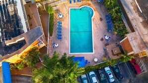 Unclassified image, 3 of 19, button - Convenient Studio in Hallandale w/ Pool & Parking (Hallandale Beach)