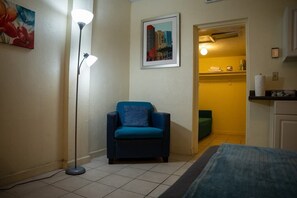 Bed sheets - Convenient Studio in Hallandale w/ Pool & Parking (Hallandale Beach)