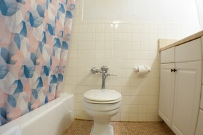Bathroom - Convenient Studio in Hallandale w/ Pool & Parking (Hallandale Beach)