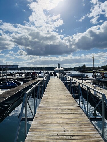 NEW TO VRBO 3 MIN TO LAKE MARTIN ON AUBURN SIDE STILLWATERS GATED GOLF MARINA