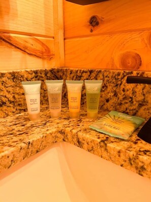 Een haardroger, handdoeken