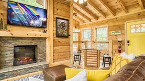 Smart TV, caminetto, videogiochi