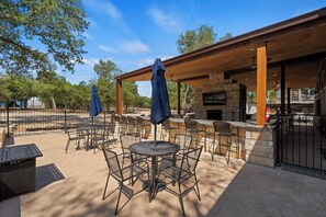 Outdoor dining - Wimberley Hill Country Stay Pool, Games, Sleeps 8 (Wimberley)