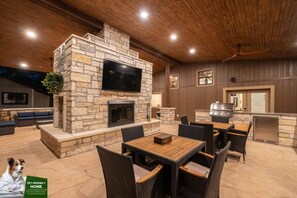 Outdoor dining - Wimberley Hill Country Stay Pool, Games, Sleeps 8 (Wimberley)