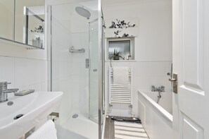 Badekar, hårtørrer, håndklæder, Toiletpapir