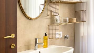 Dusche, Haartrockner, Bidet, HandtĂŒcher