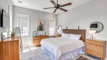 3 bedrooms, desk, WiFi, bed sheets