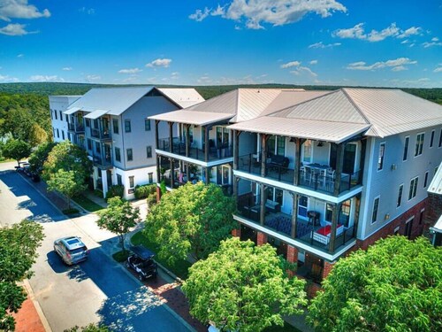 Spacious + Central Condo in Carlton Landing