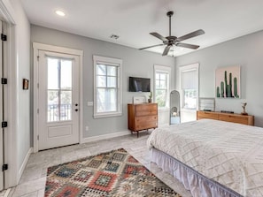 3 bedrooms, WiFi, bed sheets - Spacious + Central Condo in Carlton Landing (Carlton Landing)