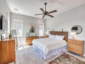 3 bedrooms, desk, WiFi, bed sheets