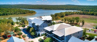 Spacious + Central Condo in Carlton Landing