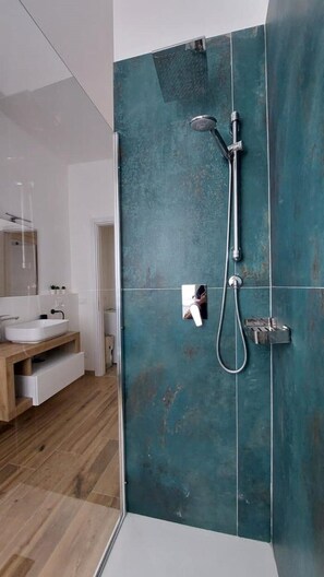 Dusche, Haartrockner, Bidet, Handtücher