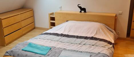 3 chambres, fer et planche Ă repasser, literie fournie