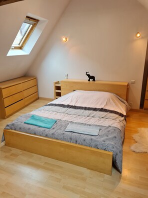 3 slaapkamers, een strijkplank/strijkijzer, beddengoed