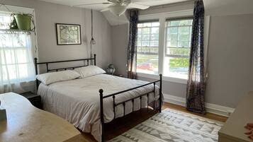 2 bedrooms, in-room safe, desk, iron/ironing board