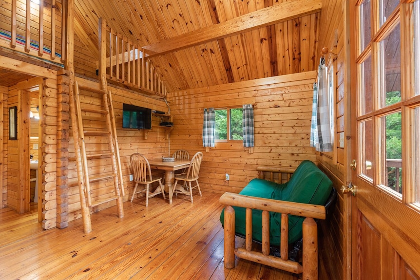 Riverfront! Mountain Views 4 Miles To Luray Caverns Hot Tub! At Line Cabin - Luray, VA