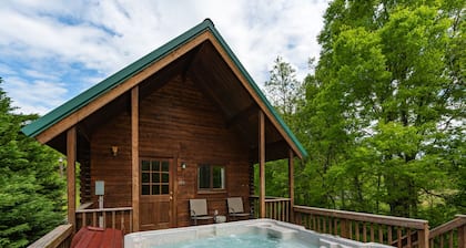 Riverfront! Mountain views 4 Miles to Luray Caverns hot tub! at Line cabin