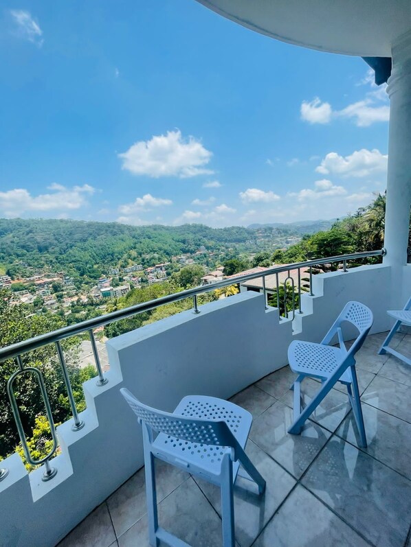 Luxury Villa, 3 Bedrooms, Mountainside | Terrace/patio - Rusty Bunk villa (Kandy)