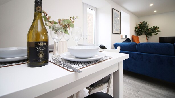 Basic House | In-room dining - The White House by Tŷ SA (Aberdare)
