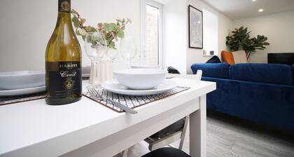 The White House by Tŷ SA